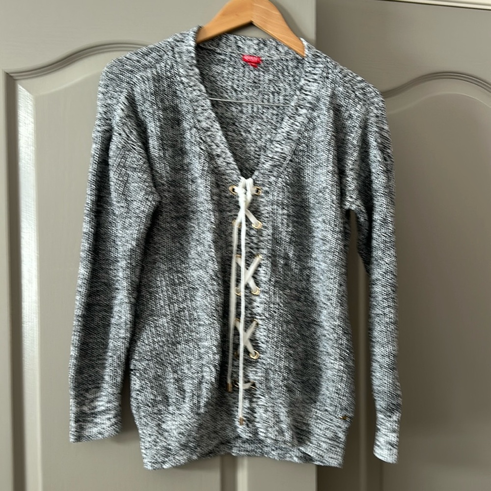 Women’s Guess Sweater 
Gray 
Size Large